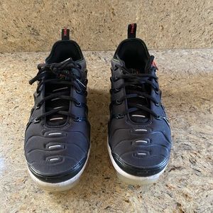 Men’s size 9 Nike vapor max